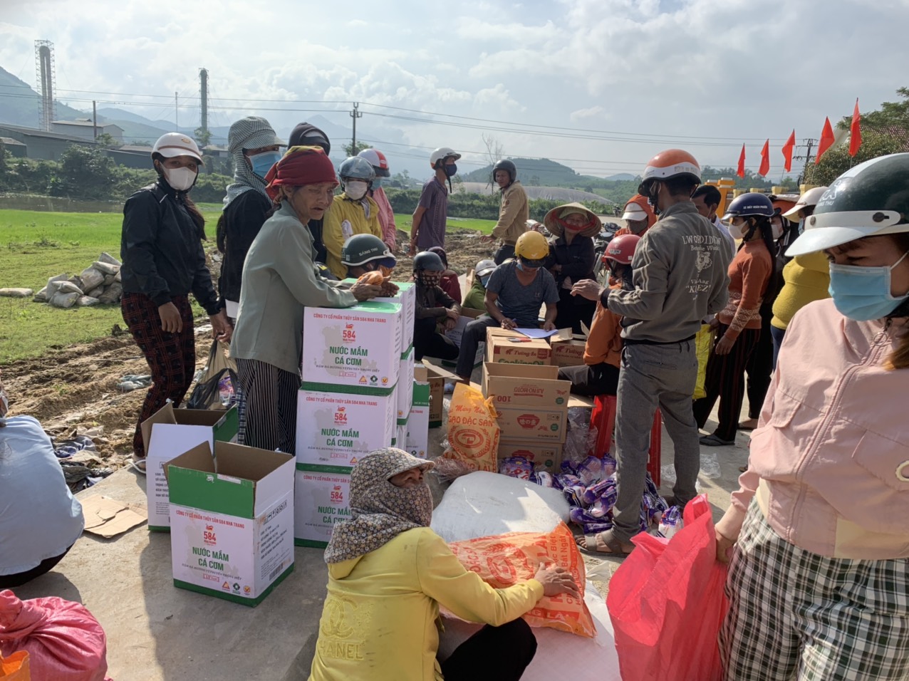 Huyện Sơn Hà cấp một số mặt hàng thiết yếu cho đồng bào dân tộc thiểu số nhân dịp Tết Nguyên đán Nhâm Dần – năm 2022