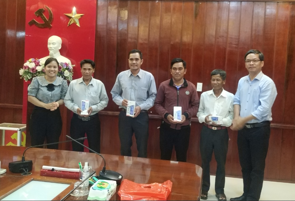 Lãnh đạo Ban Dân tộc tỉnh gặp mặt và trao tặng điện thoại thông minh cho người có uy tín tại huyện Minh Long