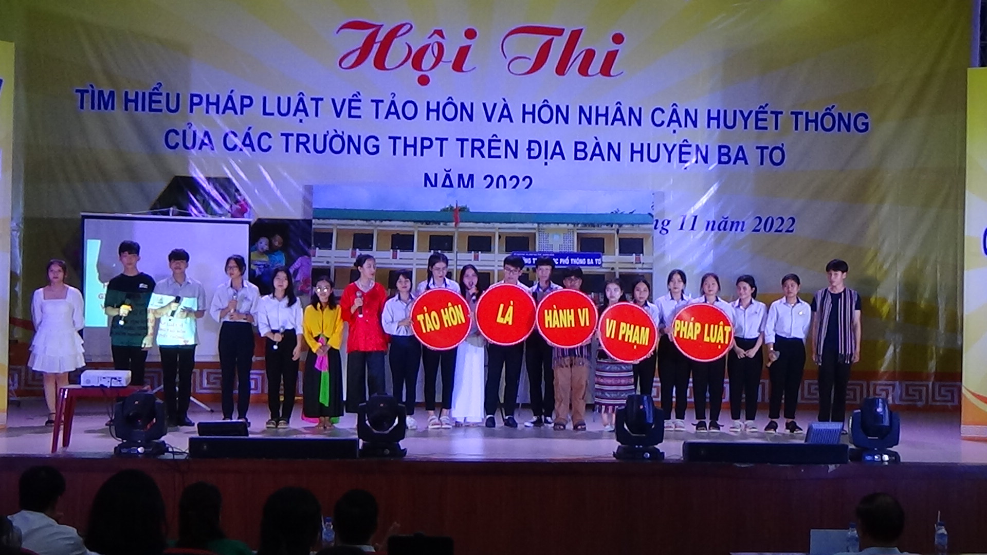 Video: Hội thi tìm hiểu pháp luật về tảo hôn và hôn nhân cận huyết thống của các trường THPT huyện Ba Tơ năm 2022