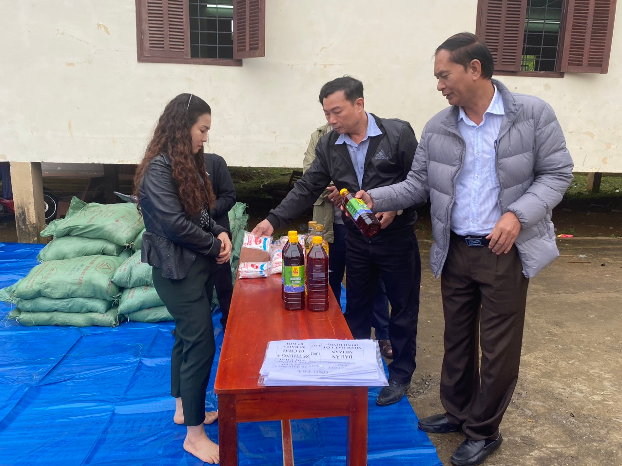 Ban Dân tộc tỉnh kiểm tra việc cấp các mặt hàng thiết yêu cho đồng bào dân tộc thiểu số nhân dịp tết Nguyên đán Quý Mão - 2023 tại huyện Trà Bồng