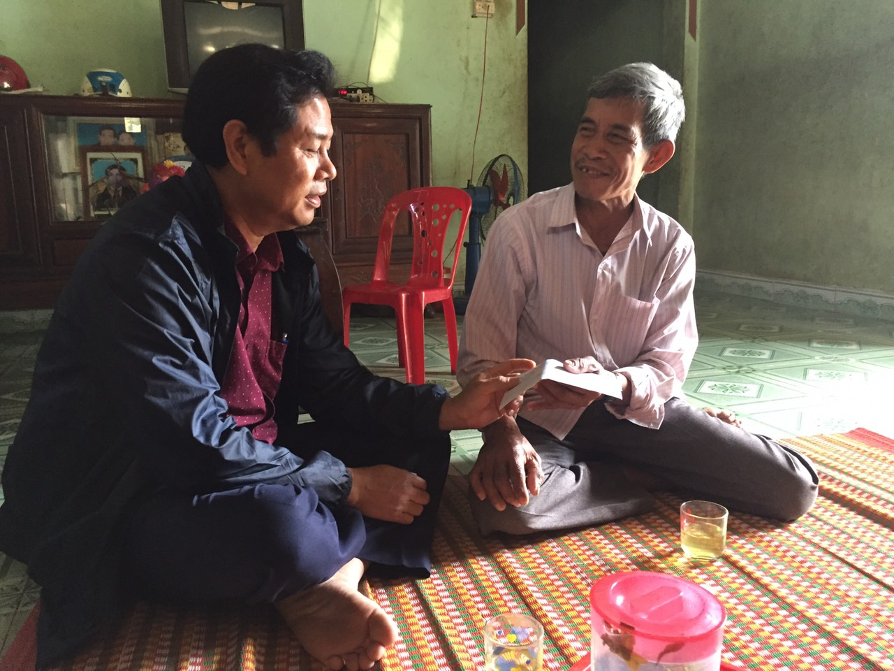Ban Dân tộc tỉnh thăm hỏi, động viên Ông Đinh Văn Trố người có uy tín huyện Sơn Hà bị ốm đau.