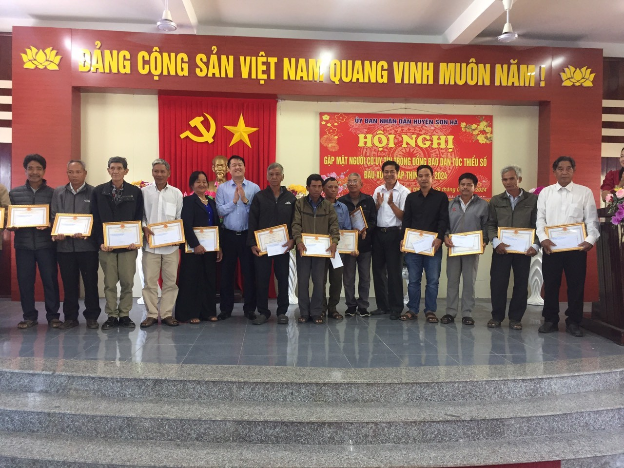 Huyện Sơn Hà tổ chức Hội nghị gặp mặt người có uy tín trong đồng trong đồng bào dân tộc thiểu số đầu xuân Giáp Thìn - 2024