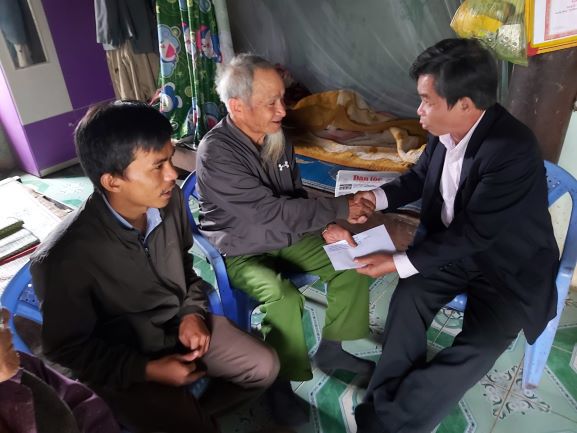 ​Ban Dân tộc tỉnh thăm, tặng quà người có uy tín tại huyện Tây Trà nhân dịp Tết Nguyên đán Canh Tý năm 2020