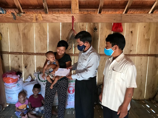 Ban Dân tộc tỉnh thăm, hỗ trợ đồng bào dân tộc thiểu số tại huyện Sơn Tây bị thiệt hại về tài sản do cháy nhà và thiệt hại về người
