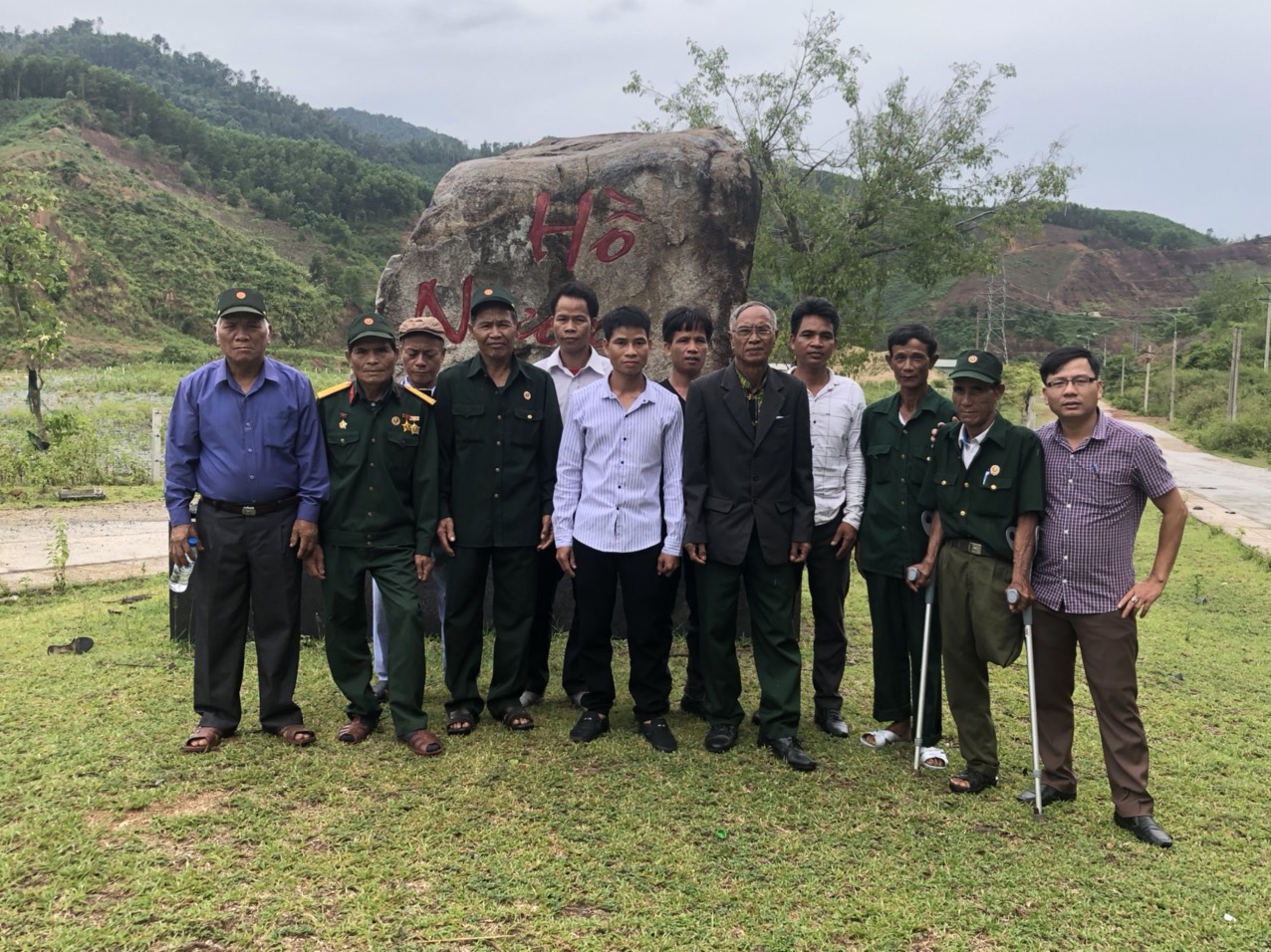 Sơn Tây: Tổ chức cho người có uy tín trong đồng bào dân tộc thiểu số tham quan mô hình vườn rau sạch tại huyện Sơn Hà