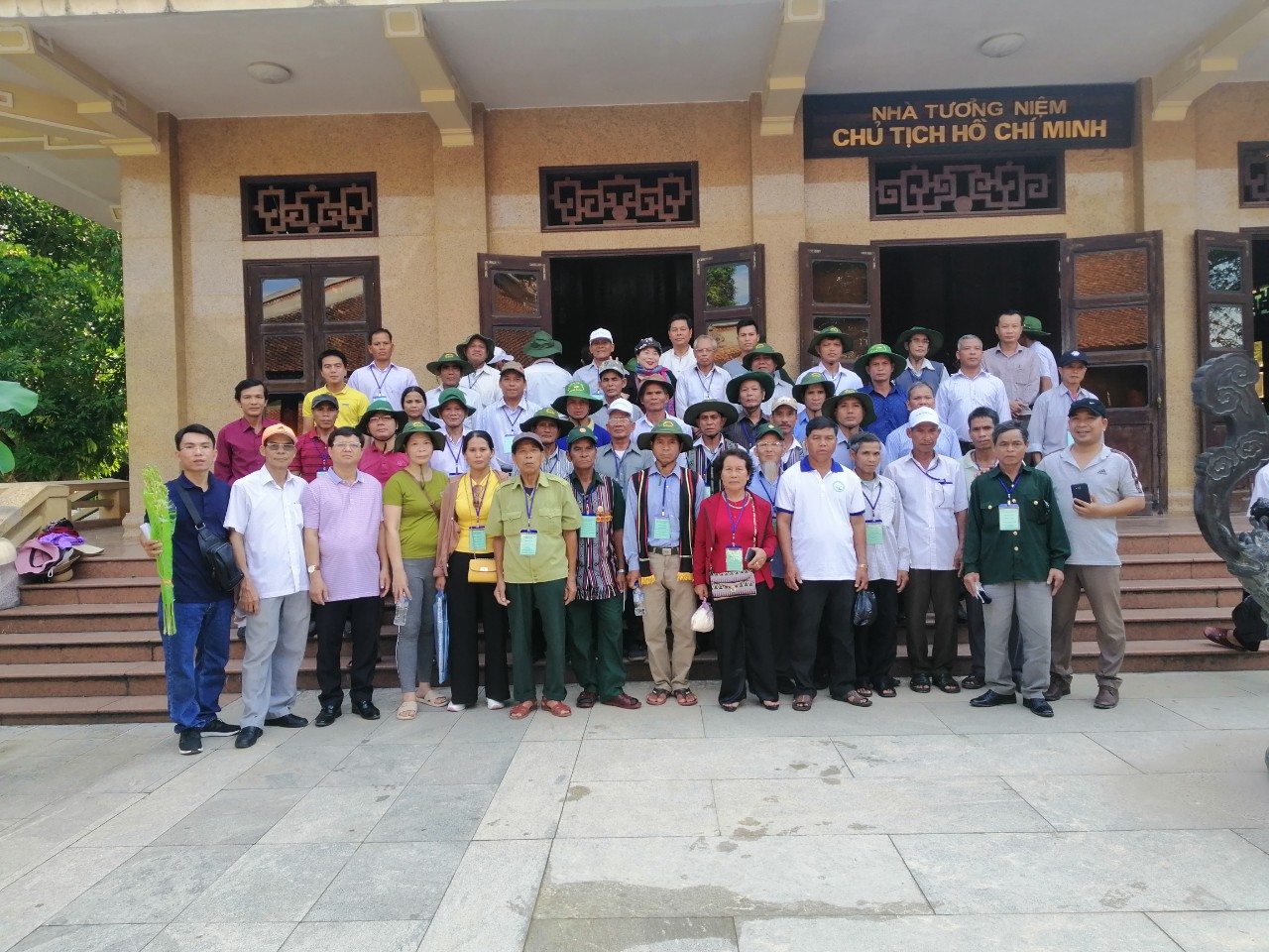 Đoàn đại biểu người có uy tín trong đồng bào dân tộc thiểu số tỉnh Quảng Ngãi về thăm quê Bác