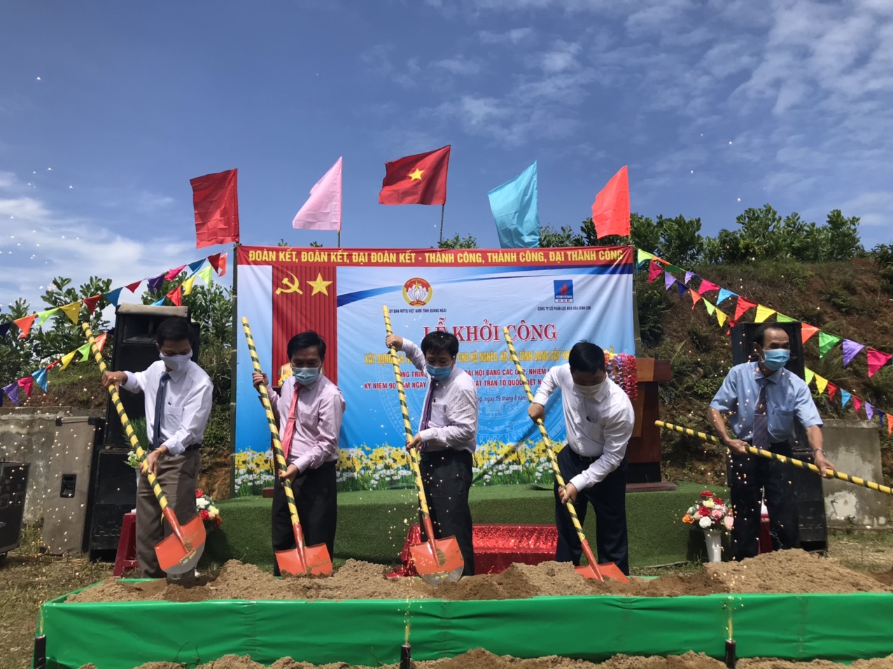 Ủy ban MTTQ Việt Nam tỉnh phối hợp với Công ty cổ phần lọc hóa dầu Bình Sơn tổ chức Lễ khởi công xây dựng 145 nhà đại đoàn kết cho hộ nghèo